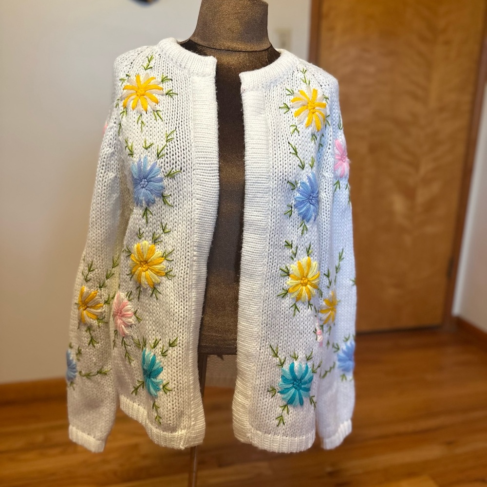 Vintage 1950s crewel knit cardigan with flowers